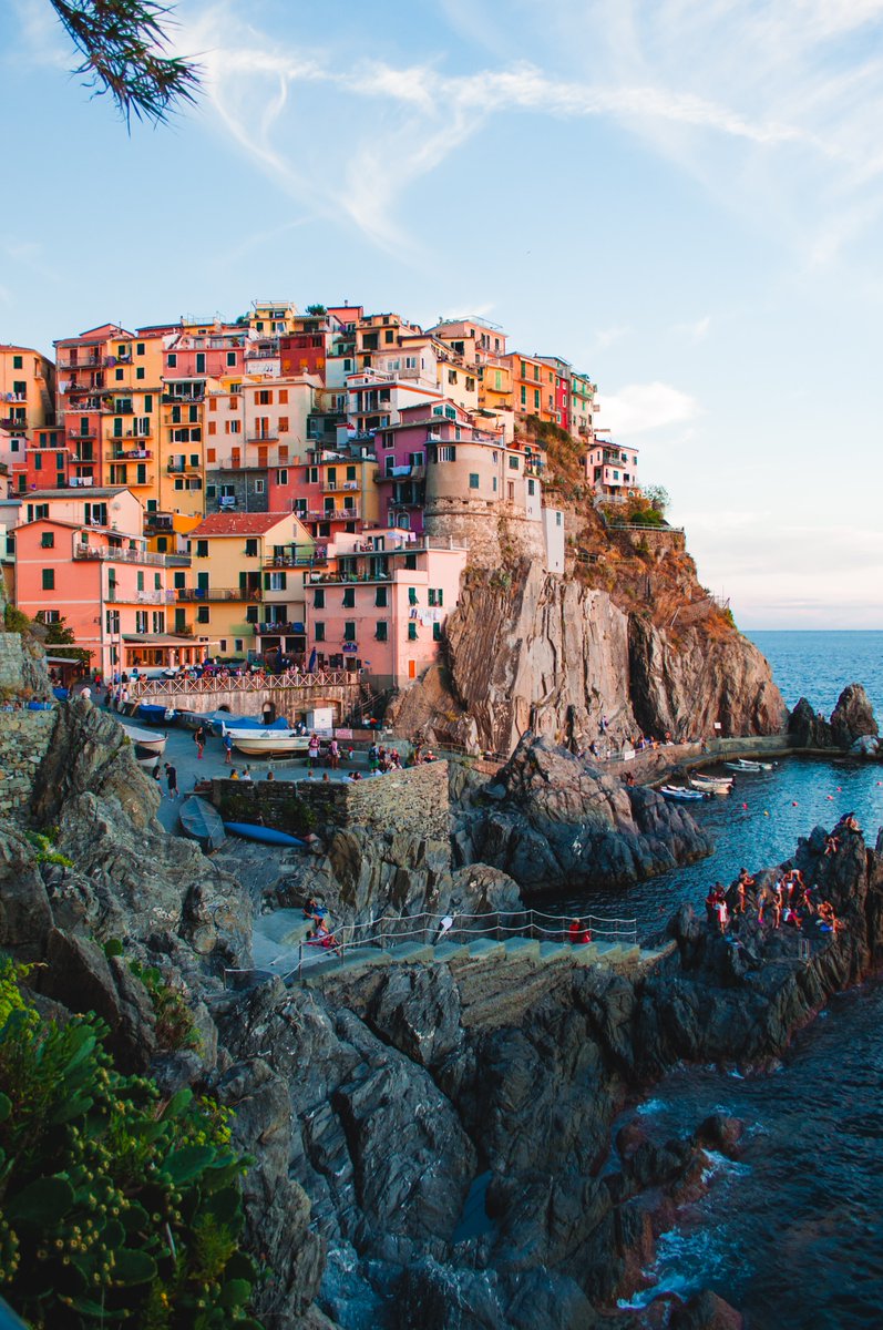 🤩¿Hay algo mejor que un pueblo cargado de personalidad, color, historia y encima a orillas del mar Mediterráneo? 

🥰Sí, cinco. Son las Cinque Terre, y son una de las joyas más apreciadas del norte de Italia. 

¿Has estado en este maravilloso lugar?