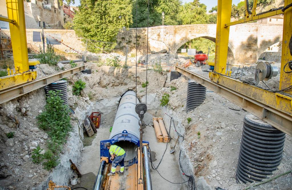 GlobalOmnium's tweet photo. Obras del nuevo colector de #Ontinyent | La nueva infraestructura tiene como objetivo transportar las aguas residuales del municipio hasta la EDAR con una conducción que preserve el lecho del río.
Junato a @JorgeRodrigz_ @ajuntament_o #VicenteFajardo @jaconca de la #EPSAR https://t.co/EpxPNoFekA