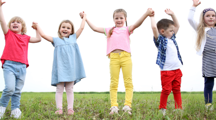 Mae tua 100 o brosiectau gwahanol a fydd yn helpu i gadw plant a phobl ifanc yn heini, yn iach ac yn hapus trwy gydol yr haf yn cael eu cynnal ar draws Abertawe.
 #hafohwyl

bit.ly/3zfOVmh