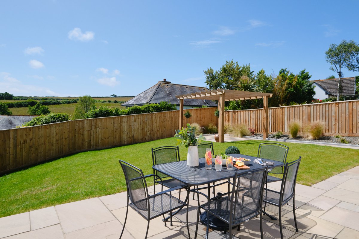 📍 Our new favourite place to dine in Padstow; Sea Haze’s sunny garden.

With stays ready to book for this July and August, secure your stay at Sea Haze: bit.ly/3xW8YV6