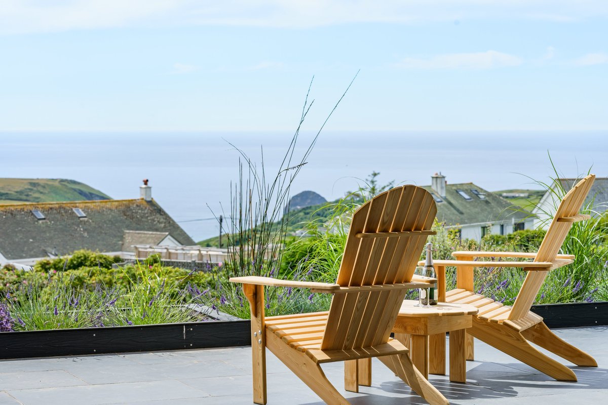 There’s no better way to spend a warm summer’s evening than to sit back with a cold glass of fizz and watch the waves ebb and flow in the distance. 

With stays ready to book at The Paddock, escape to Cornwall’s shores this August: bit.ly/3aPpjmW