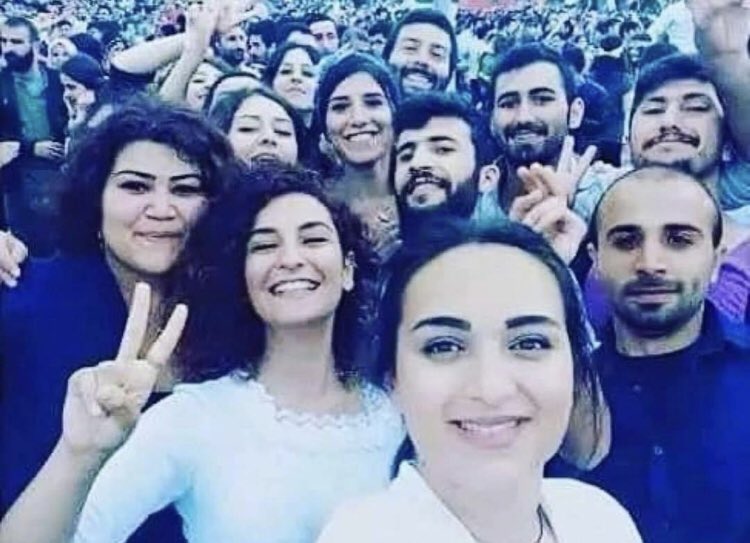 "Öyle ölüler vardır ki,
Ben onların öldüklerini düşündükçe,
Vakit olur,
Yaşadığımdan utanırım."