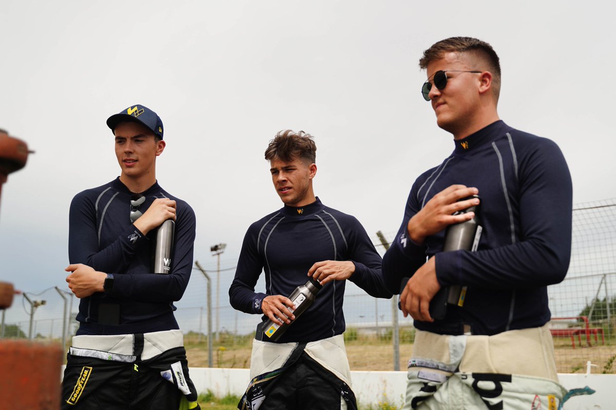 WaleroWorks's tweet photo. Staying hydrated in this weather is thirsty work ☀️

Good job that our triple insulated water bottles have got your back! 💦 

➡️ https://t.co/fGzmqkNvXg

#WeAreWalero #GetTheEdge https://t.co/3D0xtNRoMv
