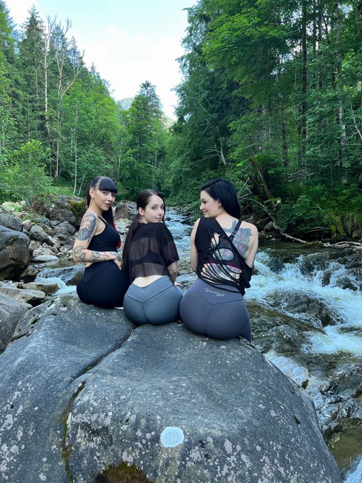 What is better than enjoying nature? Enjoying nature in a company of amazing girls ?

Btw. I can’t wait