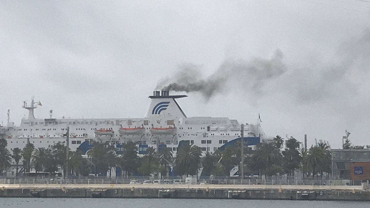 Se fueron las chimeneas de las fábricas, pero el humo volvió con los turistas. ¿Hasta dónde vamos a tentar la suerte del cambio climático con una industria que apenas genera riqueza aquí para quienes vivimos aquí? ¿Queremos un futuro como figurantes en un parque de atracciones?