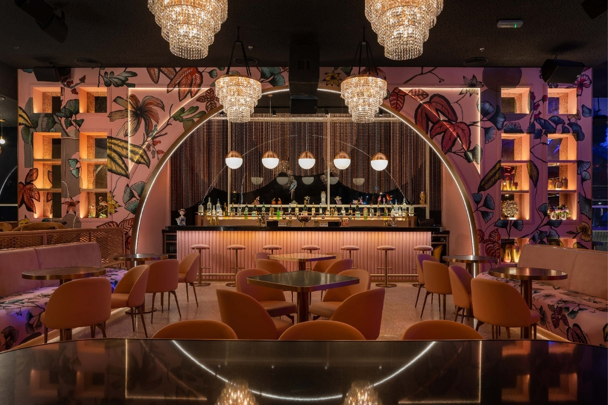 SBIDawards's tweet photo. . @4_spacedesign were tasked with designing nine distinctive bars for PAPA Dubai, each themed with a unique concept 🍹

The space transforms from a sophisticated and immersive dining experience into a chic nightlife venue with DJs and entertainment.
https://t.co/hQkZf8EOmk https://t.co/AzunXLt7Z3