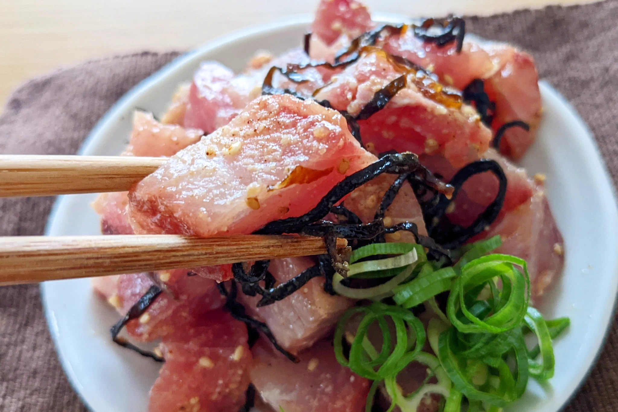 これは箸もお酒も止まらない！旨みたっぷり「ごまぶり塩こんぶ」。