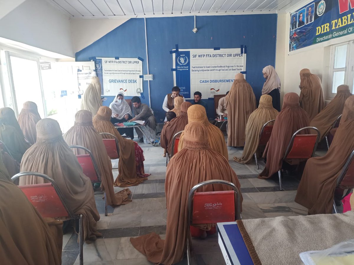 In May 2022, WFP🇵🇰reached1⃣8⃣8⃣3⃣0⃣families in KP & Balochistan w/t food & cash assistance &3⃣2⃣0⃣0⃣0⃣ people w/t livelihood activities to help build their resilience to climatic shocks. Thanks to donors, @BMZ_Bund, @dfat, @FCDOGovUK for providing WFP with timely assistance.