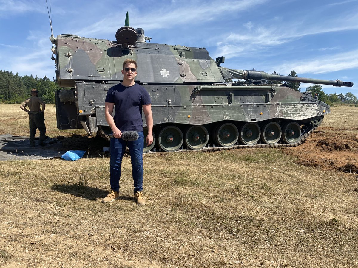trent_murray's tweet photo. I’ve joined @USArmyEURAF for #dynamicfront22 - 2400 soldiers, 19 countries. 📸: Germany’s  Panzerhaubitze 2000. It’s one helluva gun! https://t.co/2plOTtzF3W