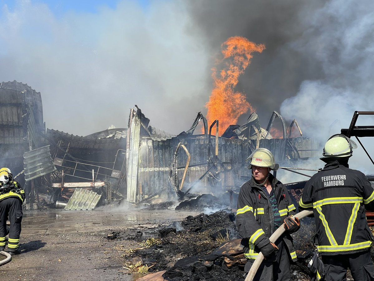 EbnerFoto's tweet photo. Hamburg Aktuell 
#Einsatzfuerhamburg  
Feuer3
#Brennt Lagerhalle in #Altengamme 
#Großeinsatz der #Feuerwehrhamburg
@jounger @FeuerwehrHH @BILD_Hamburg https://t.co/0efsundmMW