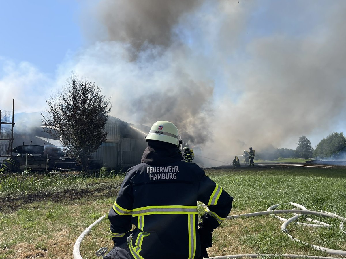 EbnerFoto's tweet photo. Hamburg Aktuell 
#Einsatzfuerhamburg  
Feuer3
#Brennt Lagerhalle in #Altengamme 
#Großeinsatz der #Feuerwehrhamburg
@jounger @FeuerwehrHH @BILD_Hamburg https://t.co/0efsundmMW