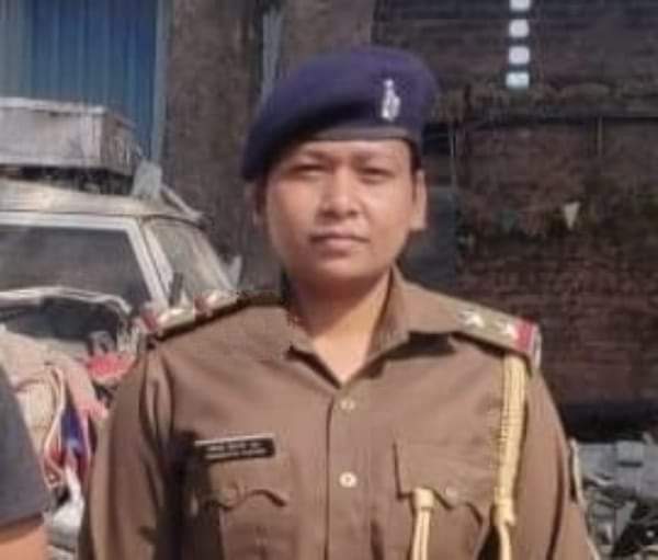AbidAliDL's tweet photo. #Rajasthan के बाद #Jharkhand में भी आज सुबह 3 बजे राँची के तुपुदाना थाने में पदस्थापित 2018 बैच की दारोगा संध्या टोपनो के ऊपर वाहन चेकिंग के दौरान पिकअप वैन चढ़ा गया, जिससे उनकी मृत्यु हो गई।

अपराधियों को जब सत्ता संरक्षण मिलता है तब अपराध और अपराधी दोनों बेलगाम हो जाते हैं? https://t.co/7Jyq4dfo0m