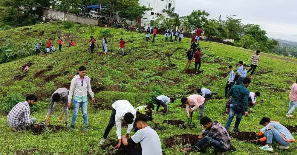abvpmalwa_mp's tweet photo. #वृक्षारोपण_महाअभियान के निमित्त SFD द्वारा झाबुआ के केशव इंटरनेशनल स्कूल पर छात्रों के साथ कार्यकर्ताओं ने पौधारोपण किया व उनको वर्षभर सहेजने का संकल्प लिया ।
#missionplantation #VRAKSHMITRA #abvpfornature
@ABVPVoice @nidhitripathi92 https://t.co/Ybfwex8l7e