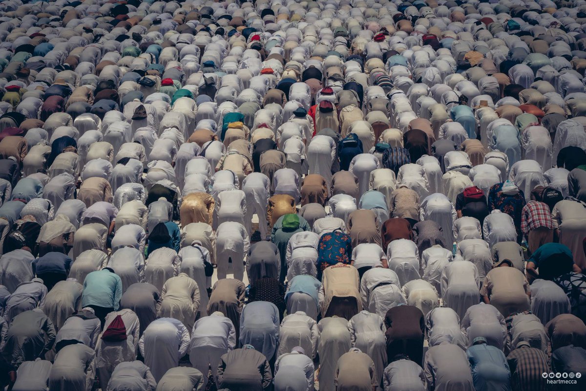 لحظة سجود المعتمرين .. وجدوا الأمان في بيت الله ❤️