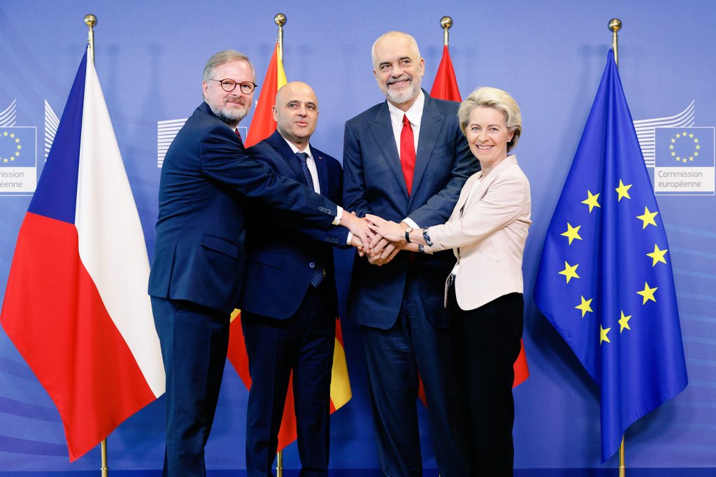 Je salue la tenue des premières conférences intergouvernementales avec la Macédoine du Nord et l'Albanie : c'est une étape décisive dans leur chemin vers l' 🇪🇺 et pour la stabilité des Balkans occidentaux  à laquelle nous travaillons depuis longtemps. 

Crédit photo EU