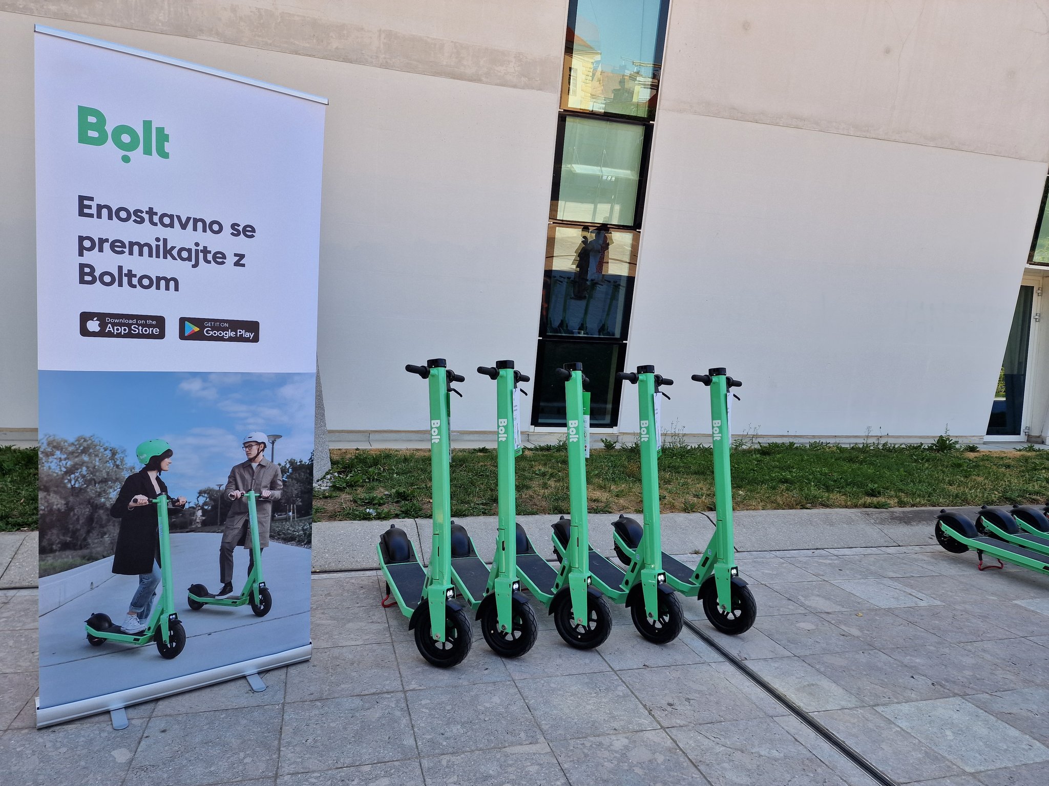 Uporabna Stran on Twitter: "#Bolt električni skiroji od danes naprej v # Ljubljana. Odklepanje je brezplačno. Cena za minuto izposoje je 0.20€. Po 12 minutah je cena 0.10€. #Slovenija #Slovenia #Scooter @boltapp https://t.co/SLRyI1v2vS" /