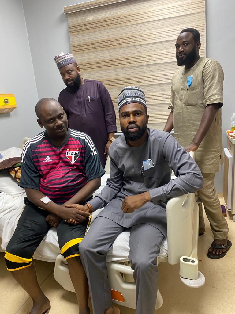 RayyanMovement's tweet image. Hon. @RayyanHussein paying a tenderness visit to Mal. Hussaini kantoma, P.A to the Hon. Min. for Agriculture, that have been on the sick bed for some days, he took the opportunity in praying for his quick recovery as well as the every human being undergoing similar circumstance.