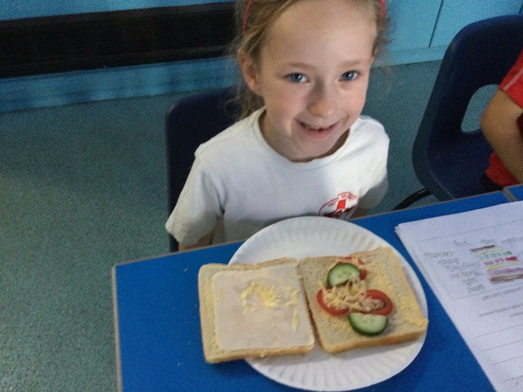 HTAClassWebster's tweet photo. We are having a great DT morning! We are designing and making healthy sandwiches! #HTADT https://t.co/aD0H3DovIS