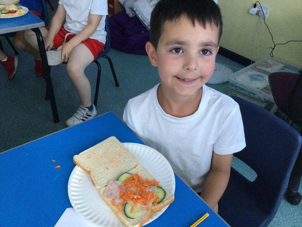 HTAClassWebster's tweet photo. We are having a great DT morning! We are designing and making healthy sandwiches! #HTADT https://t.co/aD0H3DovIS