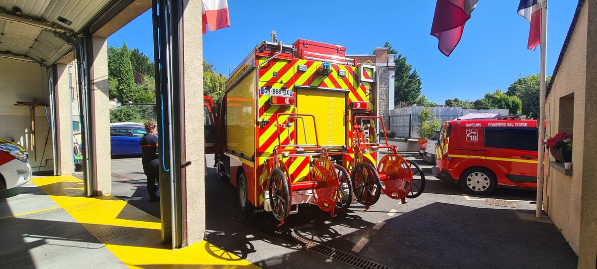 Sdis_95's tweet photo. ⏪[#ENGINS 🚒] Nouvel engin au centre de secours de #ChampagnesurOise qui a reçu les clefs de son nouveau FPTL (fourgon pompe tonne léger). Plus compact que le fourgon pompe tonne, ce nouvel engin s'adapte plus facilement au secteur et à ses petites rues. https://t.co/HYUgagesL0