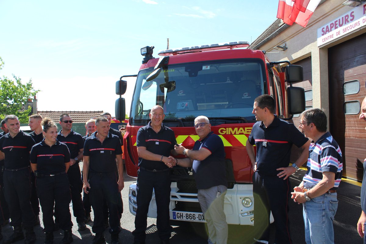 Sdis_95's tweet photo. ⏪[#ENGINS 🚒] Nouvel engin au centre de secours de #ChampagnesurOise qui a reçu les clefs de son nouveau FPTL (fourgon pompe tonne léger). Plus compact que le fourgon pompe tonne, ce nouvel engin s'adapte plus facilement au secteur et à ses petites rues. https://t.co/HYUgagesL0