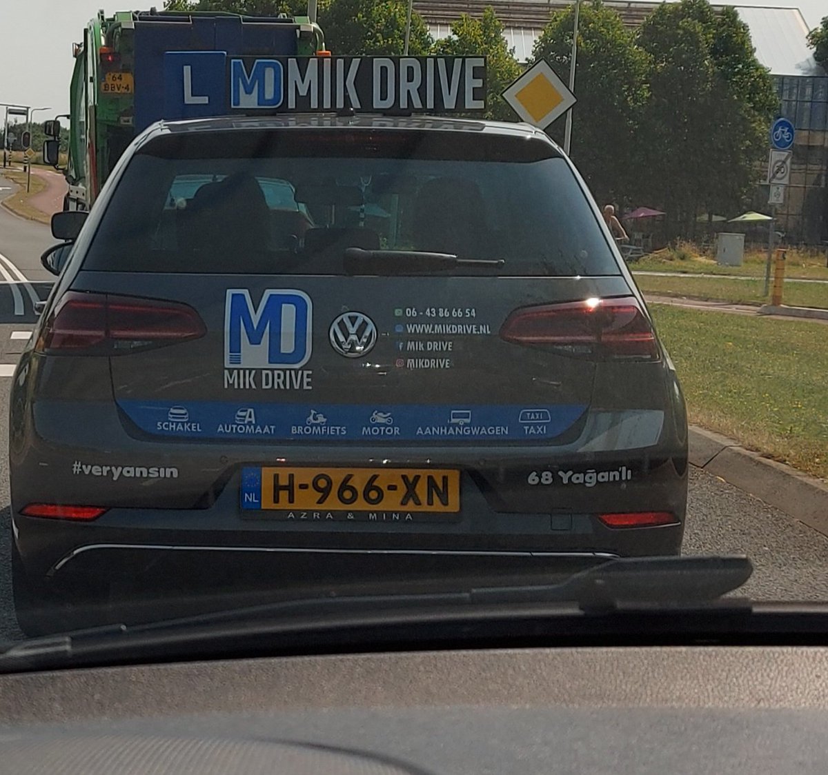 BCourbois's tweet photo. Ik hou van leuke woordspelingen en moest hier echt heel hard om lachen!
#mikdrive of #macdrive ?
'That's the question!'
😂😂😂😂 https://t.co/Y31XszFpjg