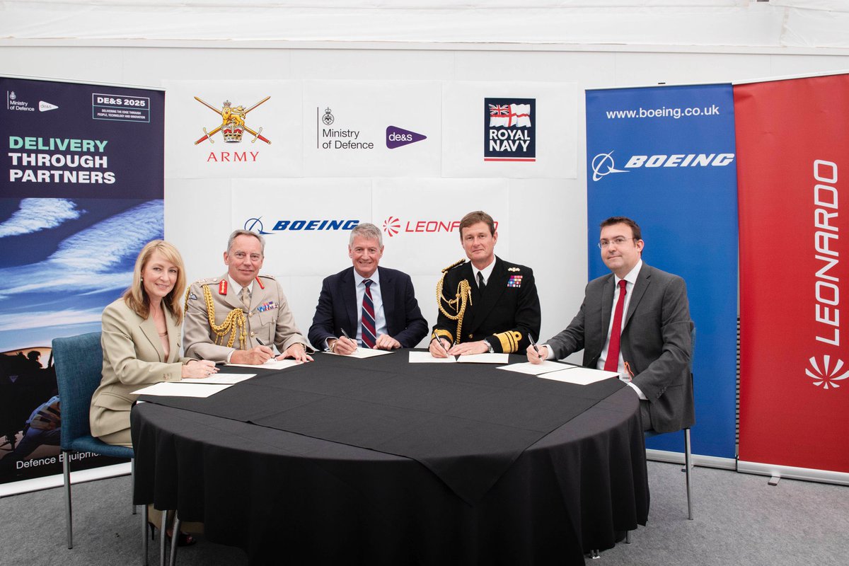 Delighted to join colleagues from @BritishArmy @BoeingUK @Leonardo_UK & @DefenceES in signing the commanders’ intent for the rotary wing enterprise as we seek, together, to improve helicopter availability, deployability & capability.