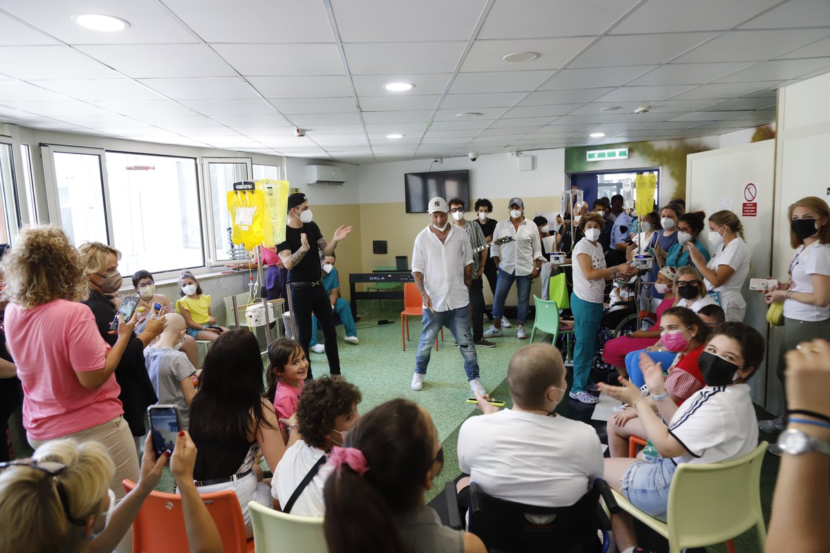 Ieri, all’ospedale oncologico Pausilpon, si è tenuto un concerto speciale dedicato esclusivamente ai nostri piccoli pazienti! Grazie @AchilleIDOL @CLEMENTINOIENA ❤️ #AchilleLauro #Clementino #OspedaleSantobono #IlSensoDellaVita #Grazie #20luglio