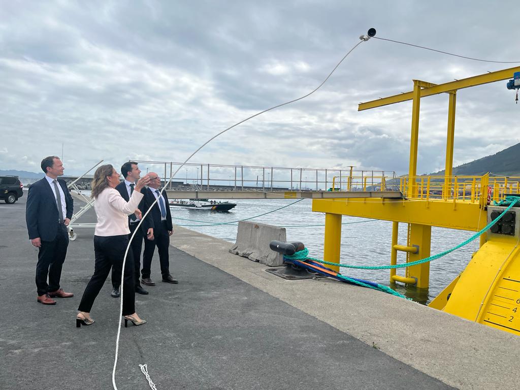 mitecogob's tweet image. ➡️VP @Teresaribera ha inaugurado la plataforma de ensayo para prototipos de energía eólica marina #DemoSATH 

👉La vicepresidenta ha anunciado 4 proyectos piloto de eólica marina: “Va a ser una aventura de éxito”