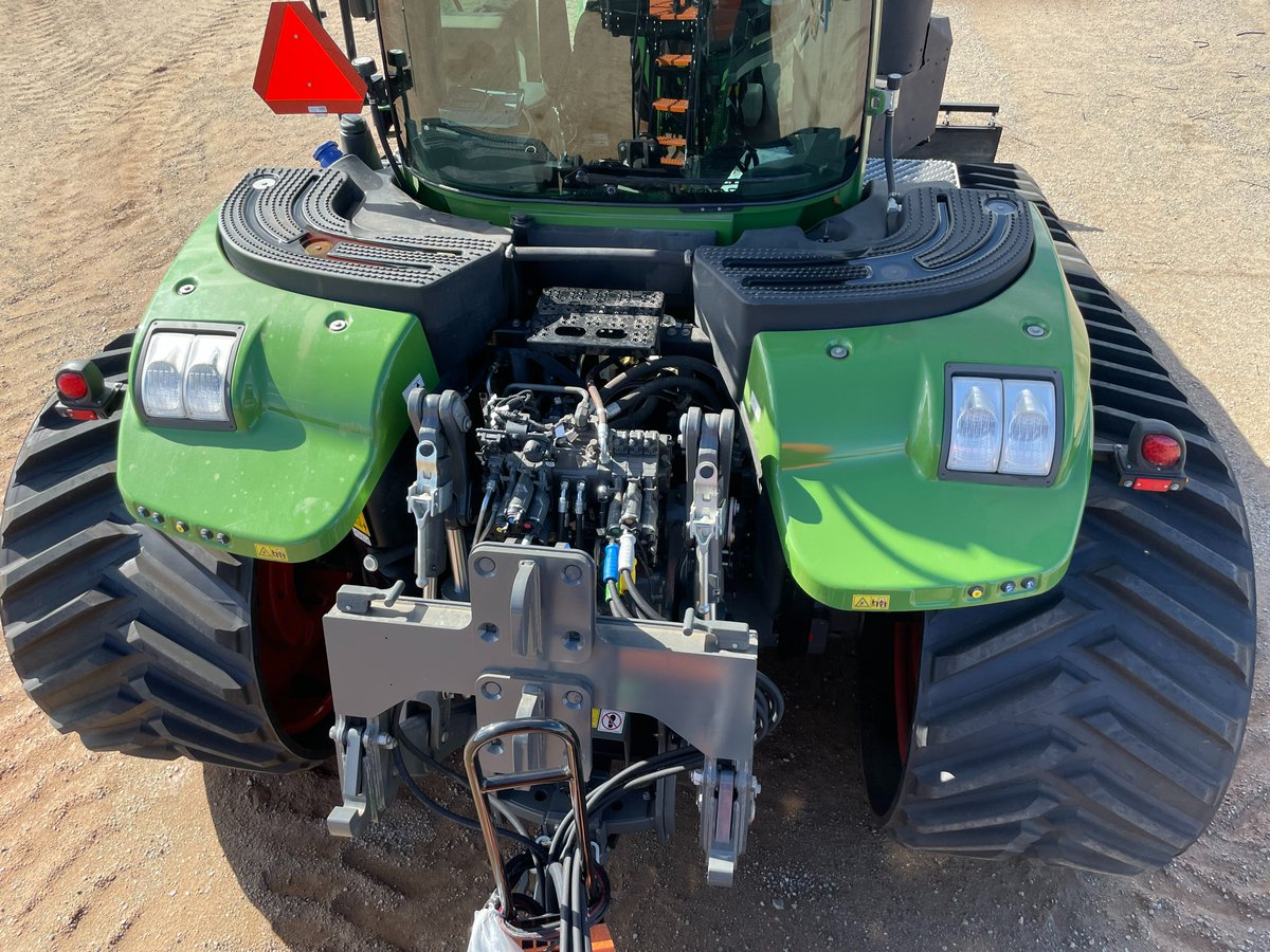 AgwestM's tweet photo. Rear of the year....
 #agwestmachinery #agwest_machinery #farmingwa #esperancewa #corrigin #geraldton #agriculturalmachinery #agriculturalequipment #tractorsofinstagram #TractorSales #agcoaustralia #agcopower #Fendt #fendtvario #bighp #tractors #broadacres #fendtpower https://t.co/brvfeu60IO
