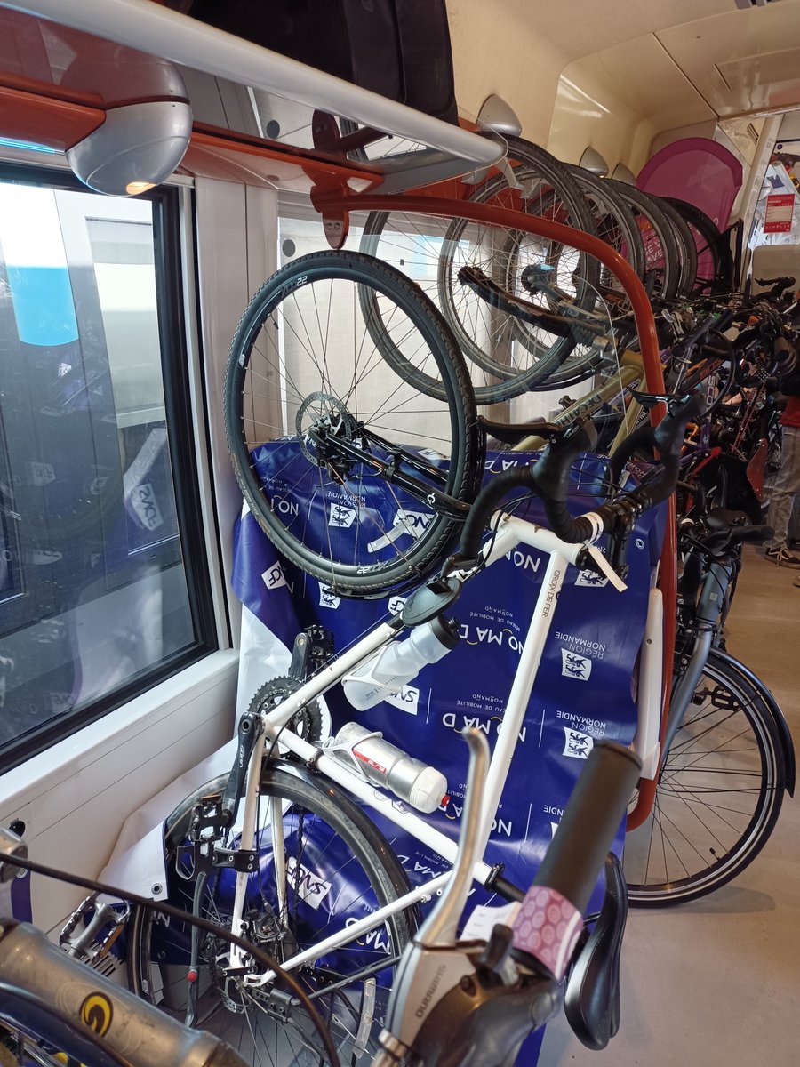 CecileBlan's tweet photo. On repart. Manifestement, nous sommes des influenceurs, tout le monde fait comme nous ,😋! #vélotrain #railreport #vélosurfauteuil https://t.co/3sxpi88H1E