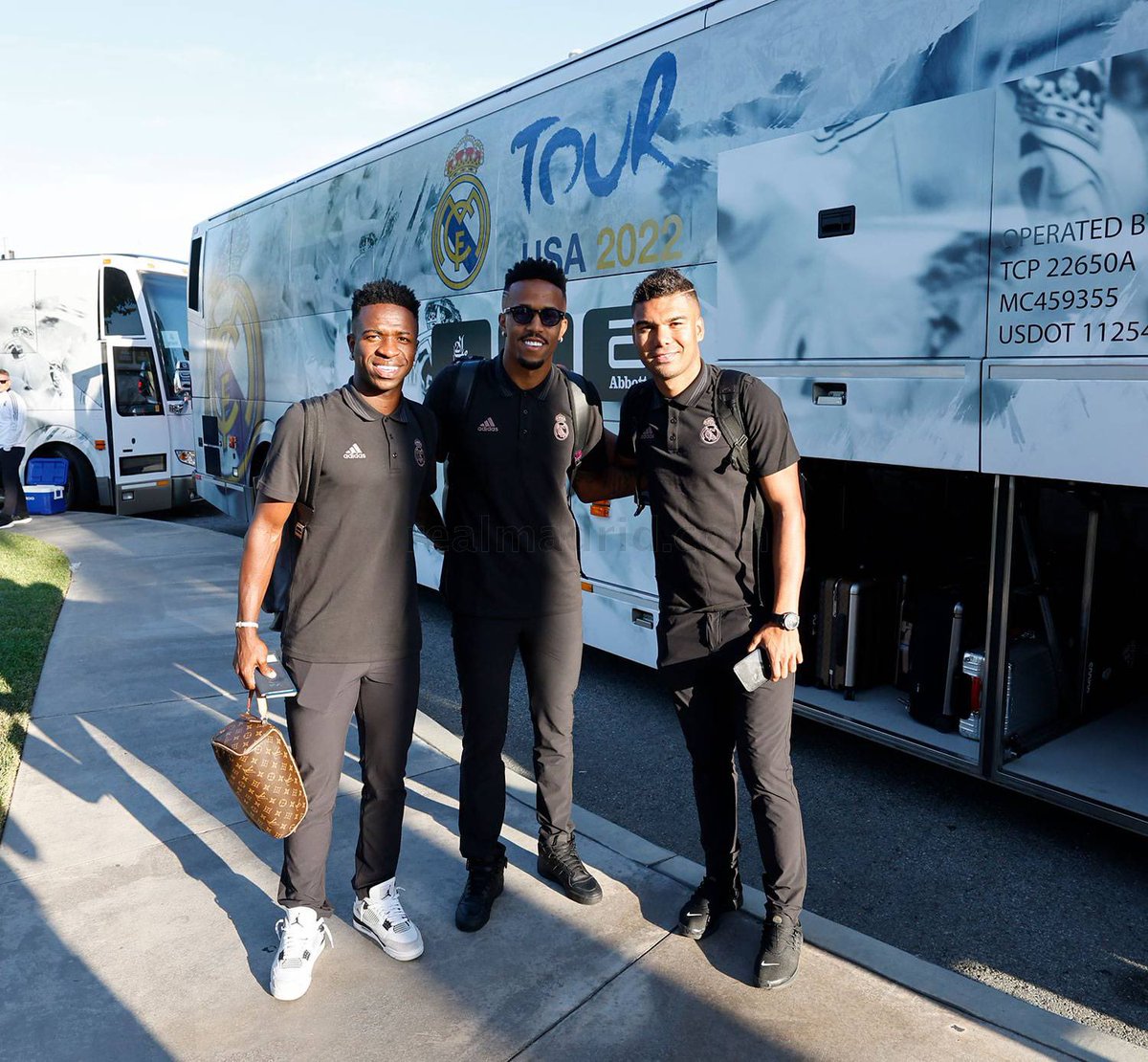 Living_RM's tweet photo. El @realmadrid ya se encuentra en Los Ángeles para su gira de pretemporada ⚽

📆 Este domingo, Clásico 🆚 @FCBarcelona_es 

#HalaMadrid #RMInTheUSA https://t.co/eyY8DSp9Bj