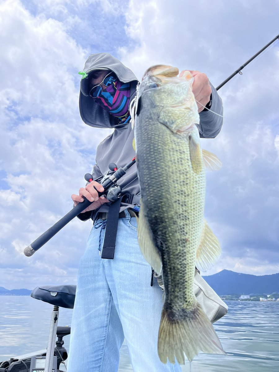 KjkstyleT's tweet photo. 本日は天気予報が全く外れた琵琶湖へ。
朝からBカスタムとコリガンマグナムにヒットするがバラシ‥。今日は楽勝？と思ったが、そこから無の時間。昼頃にようやくBカスタムで。その後何も無く終了。ボート屋さん曰く、他のレンタル艇は全員ノーフィッシュとの事💦
やっぱ琵琶湖は厳しい。 https://t.co/scyK92eEtF