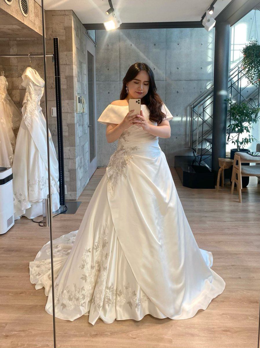 来月に入籍を控えているので、週末に彼とプラスサイズ向けのウェディングドレスを幅広く取り扱っている、キクヅルトーキョーさんへ行き、人生で初めてドレスの試着をしてきました〜👰🏻‍♀️🤍 本来はフィリピンで挙式 兼 パーティーをしたかったのですが、当分先になりそうなので、一先ず日本でやることに◎