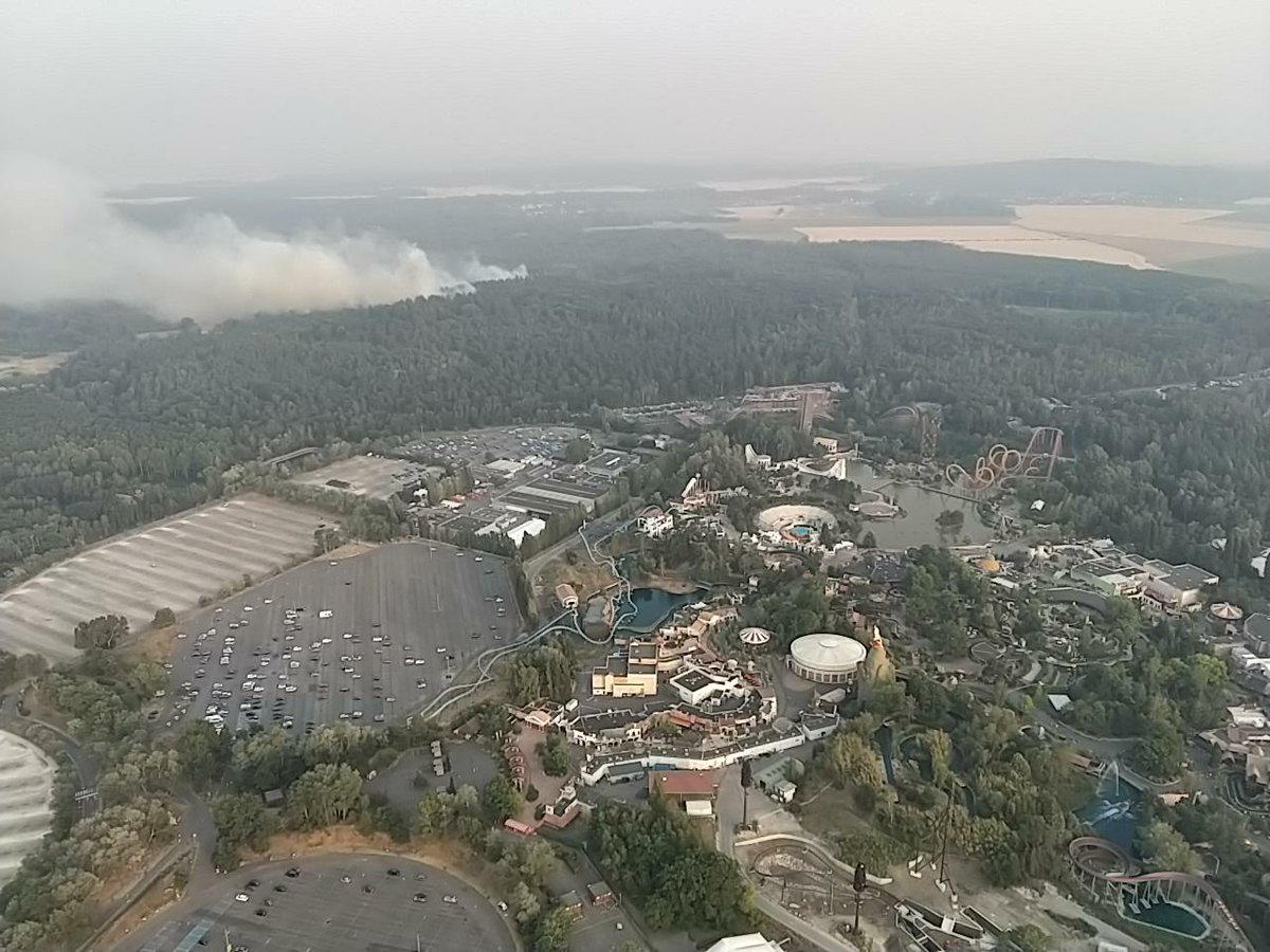 Prefet60's tweet photo. 🔥Hier, un #incendie s’est déclaré dans une forêt limitrophe de #Plailly et de #Mortefontaine, près de la RD 607 et du @ParcAsterix . Le feu a parcouru 30 hectares, dont 10 dans une tourbière d’accès plus difficile. Le feu est désormais fixé. Merci aux services mobilisés. https://t.co/5yZpMjGXwg