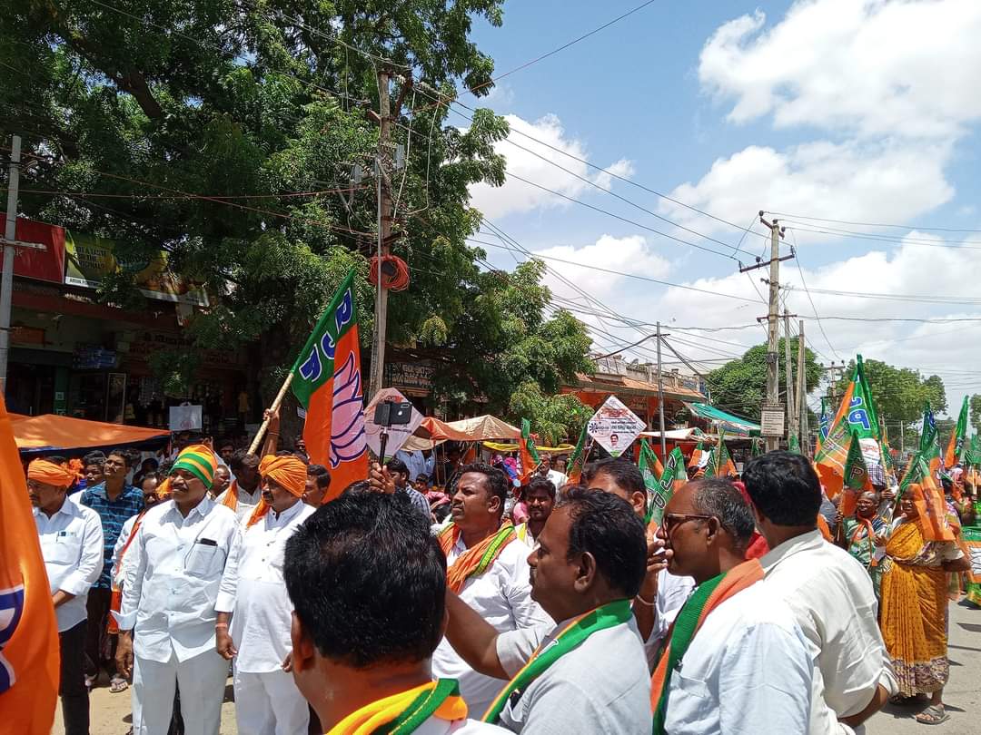DuddakuntaBJP's tweet photo. మూడు సంవత్సరాల @YSRCParty వైఫల్యాలను జన జాగృతం చేయడం జరిగింది. @MallareddyBang4 @RanjithChauhan1 @Sreeniv53594266
@Nagendr03692033
పాల్గొన్నారు.
 @#8YearsOfModiGovt 
#APNeedsBJP https://t.co/k3cGcWIoqa