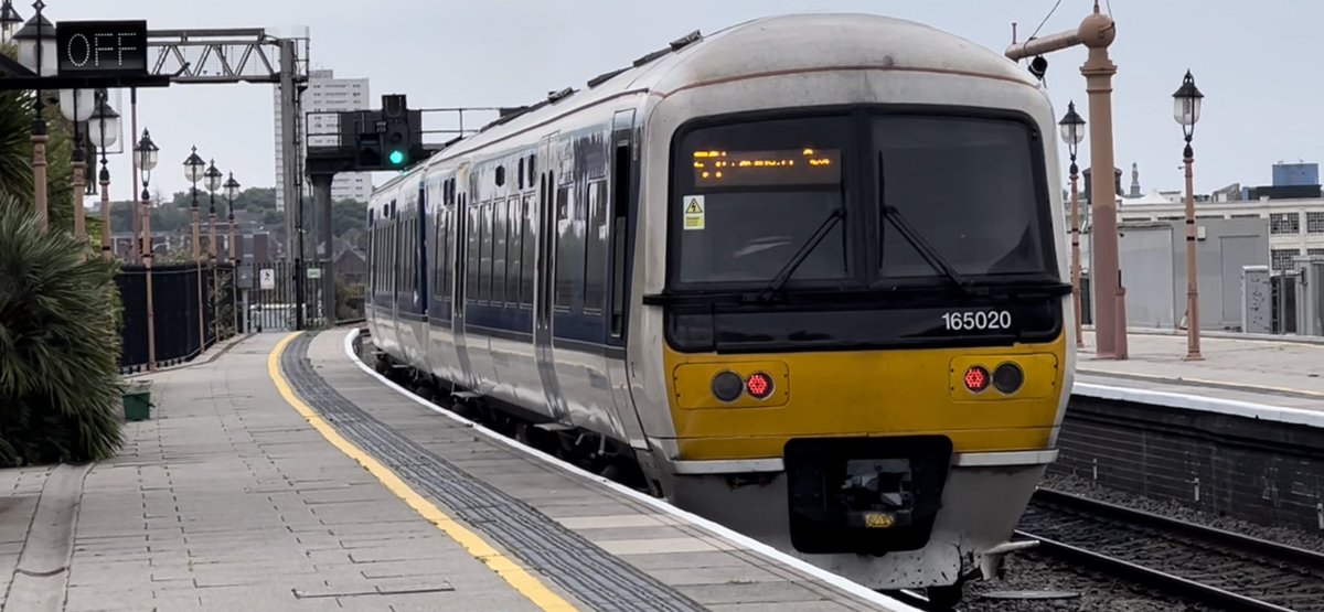 PlatformEdge1's tweet image. 165020 departing Moor Street for Leamington Spa #Class165