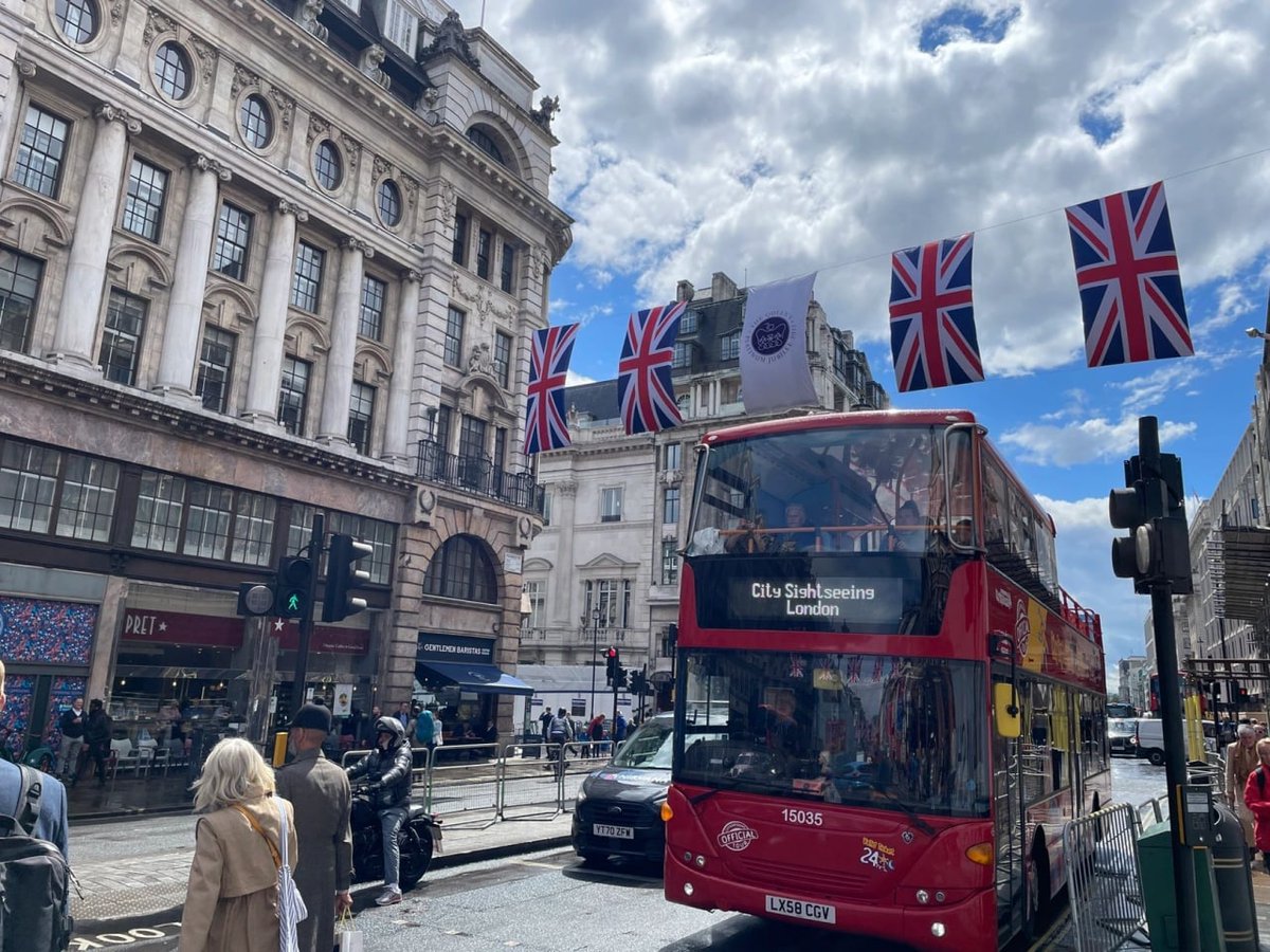 Dimplesmoe's tweet image. The weather is still good, out for a stroll