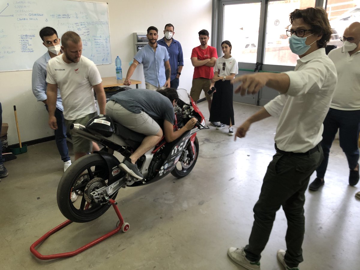 GiacomoRisitano's tweet photo. Seminario “pazzesco” di Pierluigi Zampieri, R&amp;D Vehicle Director @DucatiMotor , al @DipIngUnime di @unimessina!
I ragazzi di “Stretto in Carena” @MotoStudent in prima linea! https://t.co/UbOia3MWBP