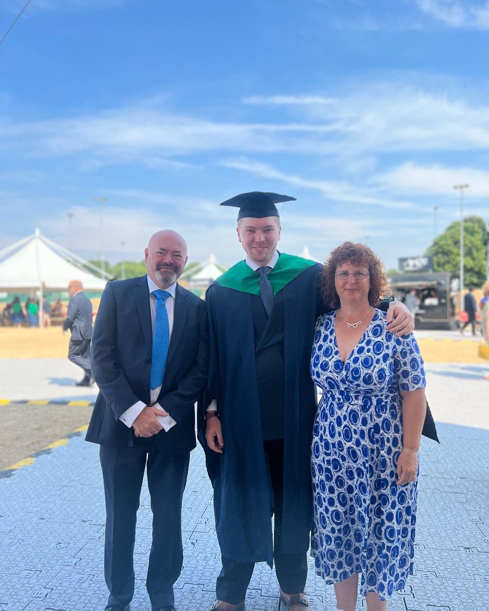 shazbabe35's tweet photo. Harry’s graduation https://t.co/vp3hdmjNIF