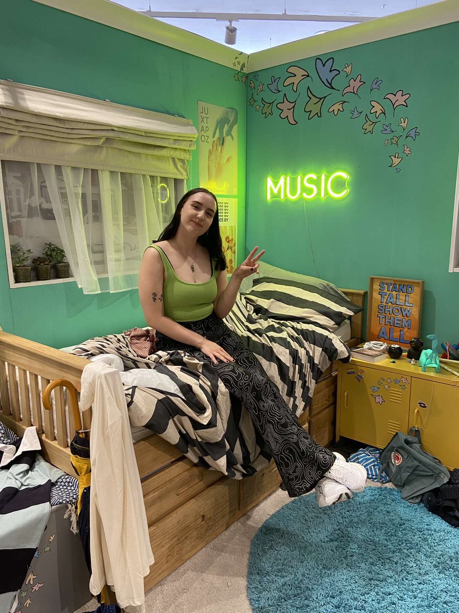 honeyviews's tweet photo. here i am in charlie springs bedroom ✌🏻 https://t.co/dTwcogKsKH