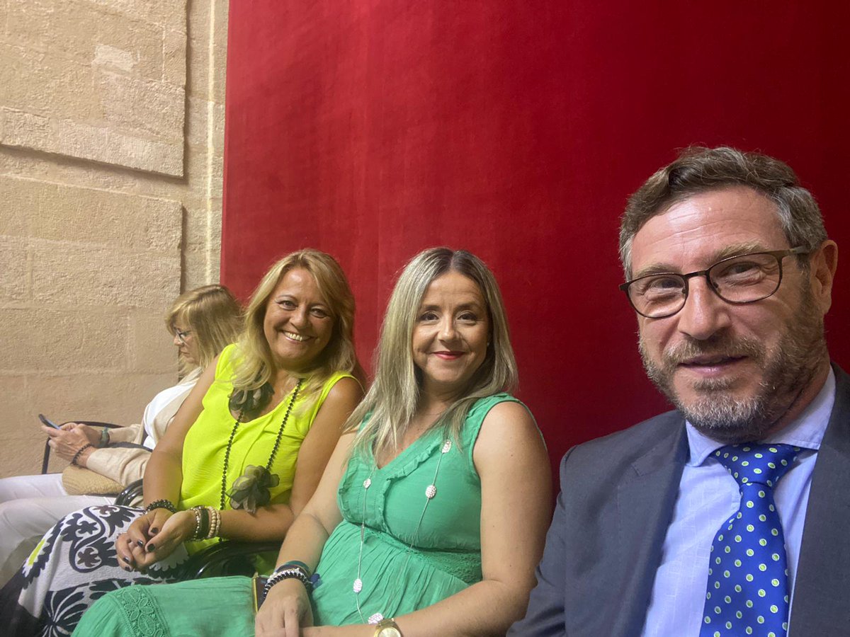 Feliz y muy bien acompañada en @ParlamentoAnd, asisitendo a la sesión de Debate e Investidura de nuestro Presidente @JuanMa_Moreno.
#AndalucíaAvanza 💚🤍💚
#JuanMaPresidente 💙