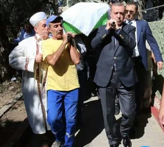 Soldaki vatandaşımız Temizlik işçisi, sağdaki Türkiye Cumhuriyeti'nin Cumhurbaşkanı...

Sağdaki ADAM ne kadar kibirli değil mi!?

Işte benim Cumhurbaşkanım ❤
#VatanBenimOyBenim
