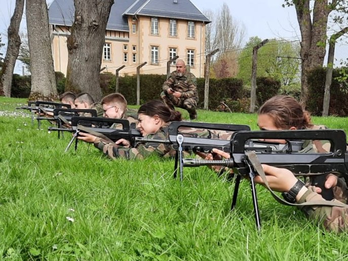 Ils font leurs premiers pas dans l’armée !

Ils sont lycéens ou étudiants et ont décidé de s’engager dans la réserve au sein d’Esterhazy.

#reserveterre #reservistesops