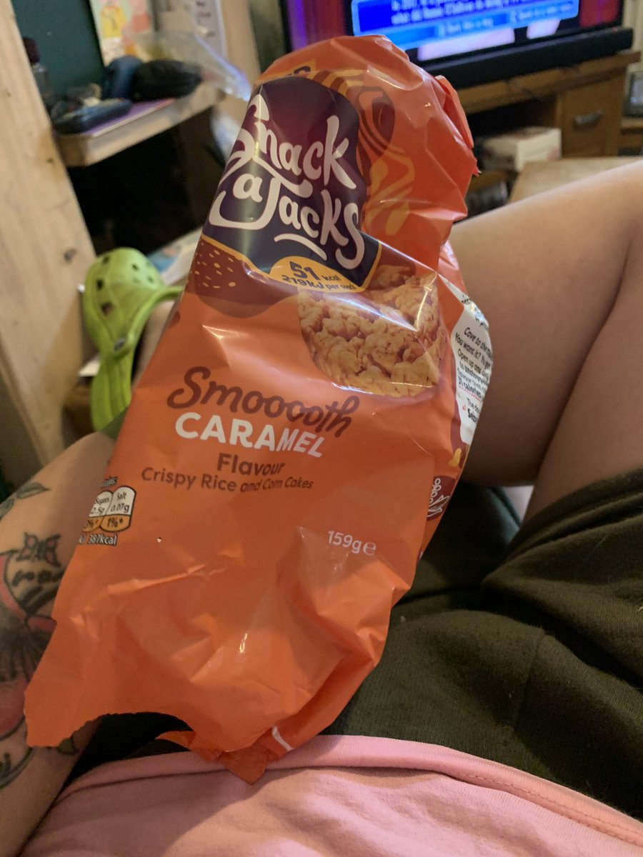 vickyweaver7's tweet photo. @Snackajacks found a red hair in our caramel ones🤢 https://t.co/JHIUoDY58W