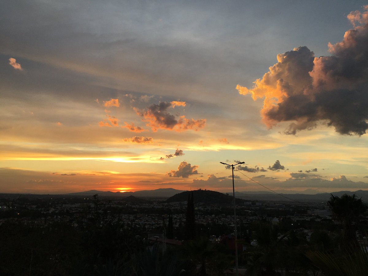 EmCamaPard's tweet photo. Cuando te extraño de más, solo tengo que mirar al cielo para saber que por aquí andas. https://t.co/qz5cvK8SGG