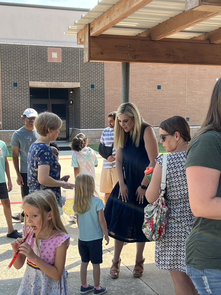 LoriLitchfield's tweet photo. Popsicles with the Principal @BridlewoodES. So much fun! Thank you for the invitation #litchinthefield https://t.co/Zib2HfwGuE