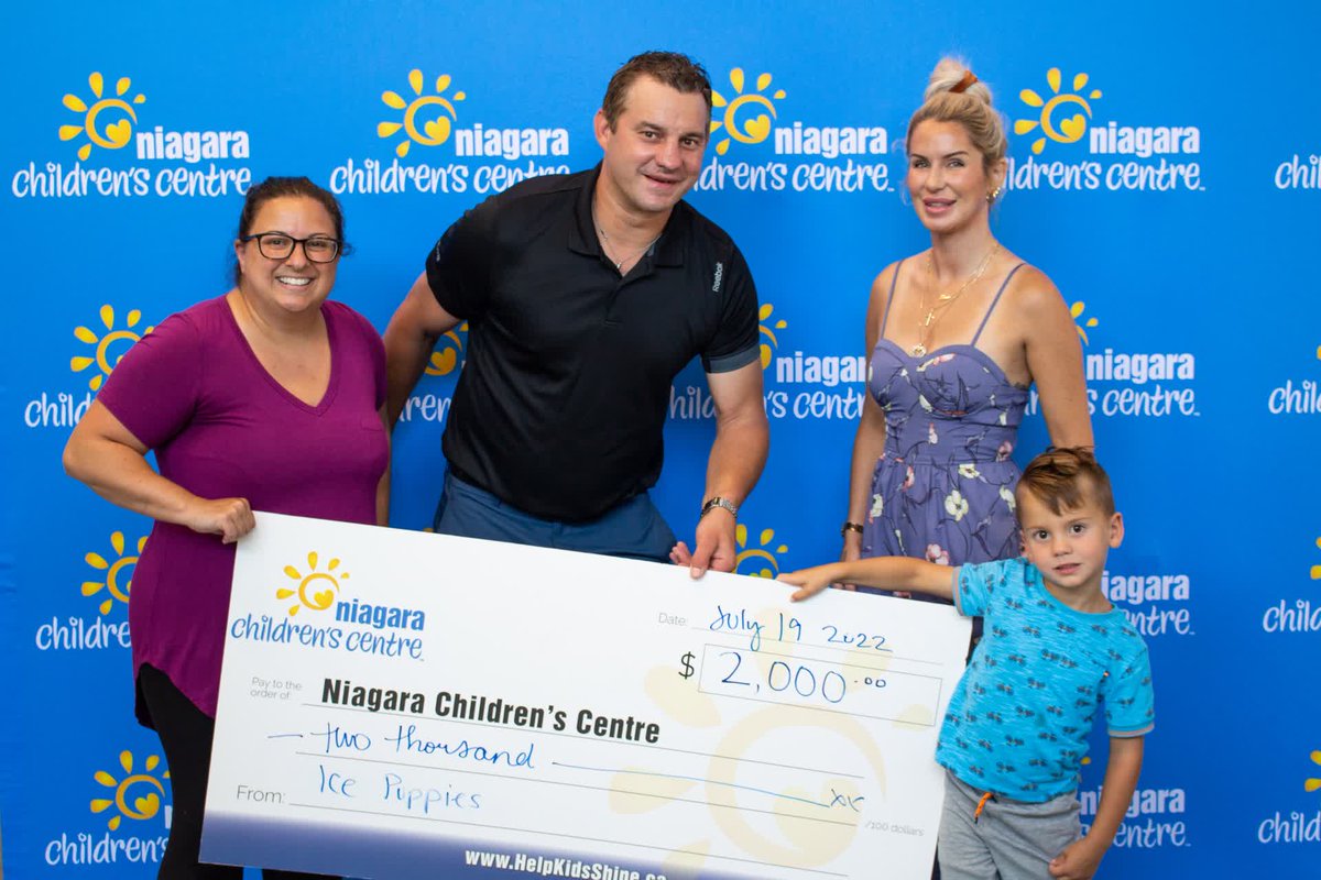 niagarachildctr's tweet photo. A tough guy with a heart of gold 💛🏒
Former #NHL hockey player @ZenonKonopka and his wife Britney made a $2,000 donation to the Centre yesterday. Known as the Destroyer during his hockey career, Zenon hopes the donation can knockout wait times for families in need of treatment. https://t.co/k9Mugi0XB3