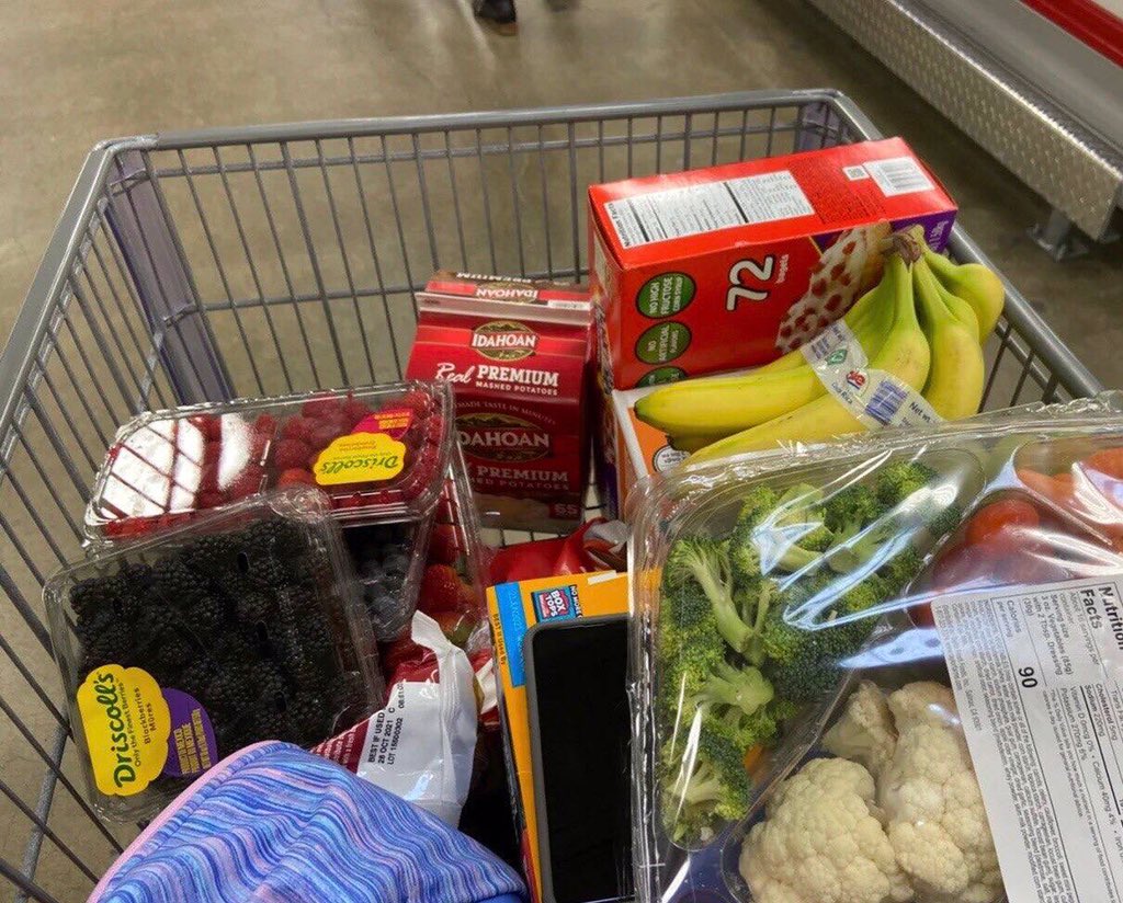 Majkeee's tweet photo. Before going to work today, I went shopping for some things I needed for the house. I didn't need much, but I wanted to eat everything I saw, so I bought a lot. Haha https://t.co/aJGS3u49X4