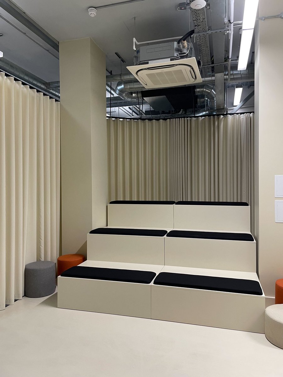 Really great neutral tones by <a href="/PixelFlakes/">PixelFlakes</a> here in their new office. Case study incoming. Those dogs 😍